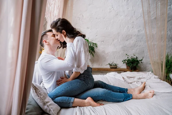 Joven Pareja Pasando Tiempo Hermosa Casa Campo — Foto de Stock