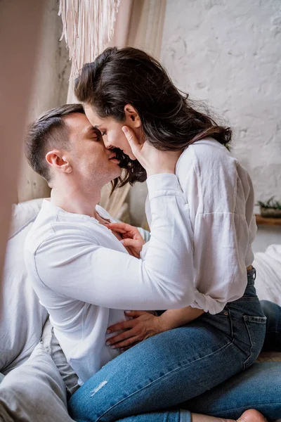 Joven Pareja Pasando Tiempo Hermosa Casa Campo — Foto de Stock