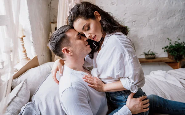 Jovem Casal Passar Tempo Sua Bela Casa Rural — Fotografia de Stock