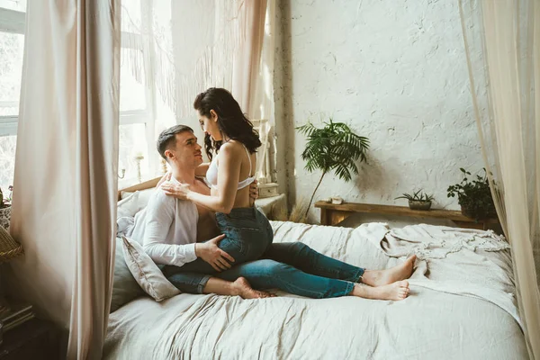 Jovem Casal Passar Tempo Sua Bela Casa Rural — Fotografia de Stock