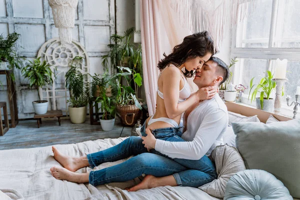 Pasangan Muda Menghabiskan Waktu Indah Mereka Pedesaan Rumah — Stok Foto