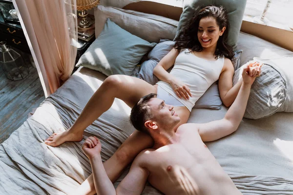 Jovem Casal Passar Tempo Sua Bela Casa Rural Momentos Estilo — Fotografia de Stock