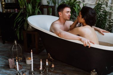 Genç çift güzel kır evlerinde vakit geçiriyor. Romantik yaşam tarzı anları