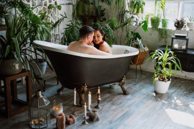 Genç çift güzel kır evlerinde vakit geçiriyor. Romantik yaşam tarzı anları