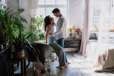 Genç çift güzel kır evlerinde vakit geçiriyor. Romantik yaşam tarzı anları