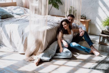 Genç çift güzel kır evlerinde vakit geçiriyor. Romantik yaşam tarzı anları