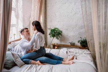 Genç çift güzel kır evlerinde vakit geçiriyor.