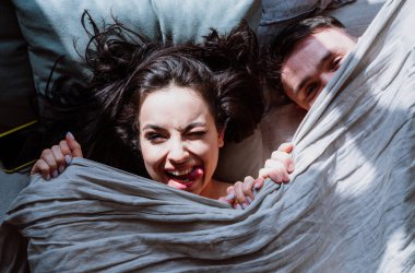 Genç çift güzel kır evlerinde vakit geçiriyor. Romantik yaşam tarzı anları