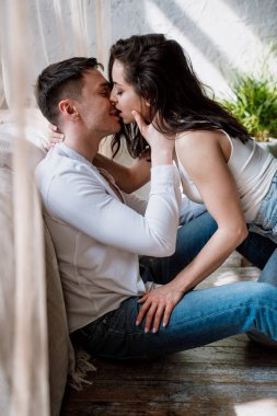 Genç çift güzel kır evlerinde vakit geçiriyor. Romantik yaşam tarzı anları