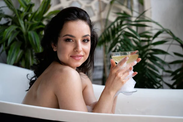 Bela Mulher Tomando Banho Quente Sua Casa Rural — Fotografia de Stock