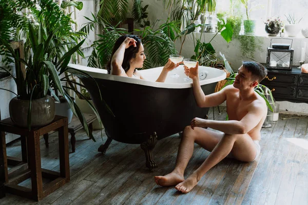 Jovem Casal Passar Tempo Sua Bela Casa Rural Momentos Estilo — Fotografia de Stock