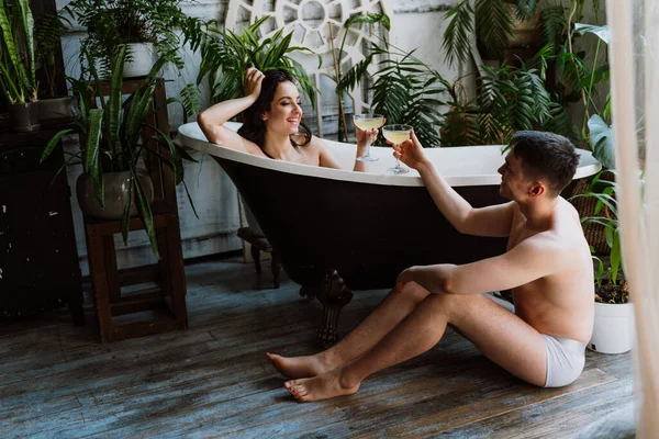 Genç Çift Güzel Kır Evlerinde Vakit Geçiriyor Romantik Yaşam Tarzı — Stok fotoğraf