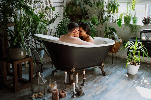 Jovem Casal Passar Tempo Sua Bela Casa Rural Momentos Estilo — Fotografia de Stock