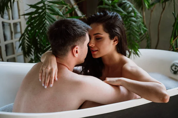 Jovem Casal Passar Tempo Sua Bela Casa Rural Momentos Estilo — Fotografia de Stock