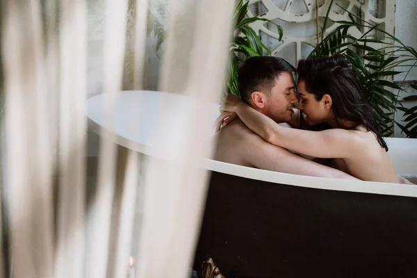 Jovem Casal Passar Tempo Sua Bela Casa Rural Momentos Estilo — Fotografia de Stock