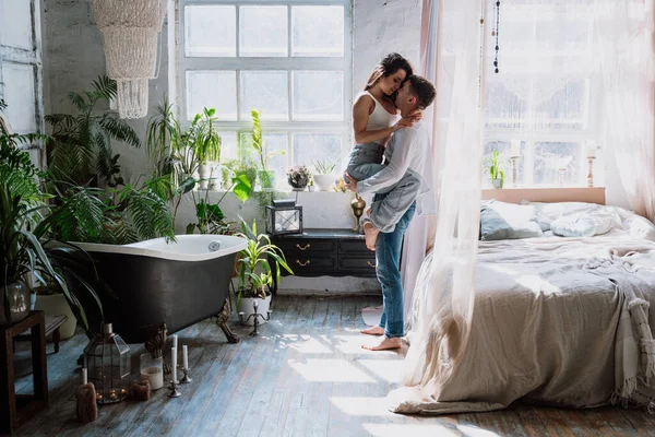 Fiatal Pár Gyönyörű Vidéki Házukban Tölti Idejét Romantikus Életmód Pillanatok — Stock Fotó