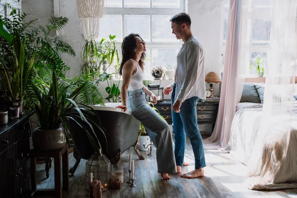 Unga Par Tillbringar Tid Deras Vackra Lantliga Hus Romantiska Livsstilsögonblick — Stockfoto