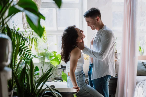 Junges Paar Das Zeit Seinem Schönen Landhaus Verbringt Romantische Lifestyle — Stockfoto