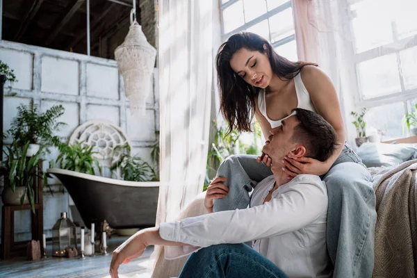 Jovem Casal Passar Tempo Sua Bela Casa Rural Momentos Estilo — Fotografia de Stock