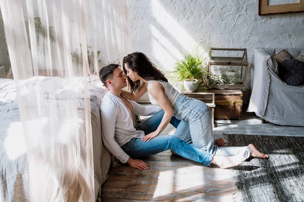 Jovem Casal Passar Tempo Sua Bela Casa Rural Momentos Estilo — Fotografia de Stock