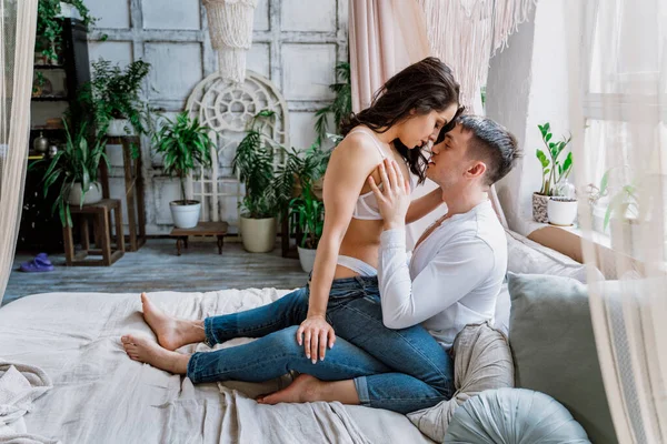 Jovem Casal Passar Tempo Sua Bela Casa Rural — Fotografia de Stock