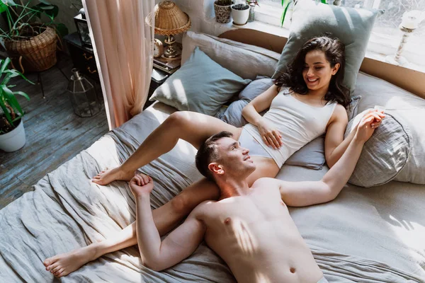 Pareja Joven Pasar Tiempo Hermosa Casa Campo Momentos Estilo Vida —  Fotos de Stock