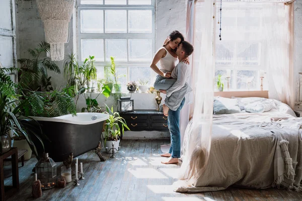 Jovem Casal Passar Tempo Sua Bela Casa Rural Momentos Estilo — Fotografia de Stock