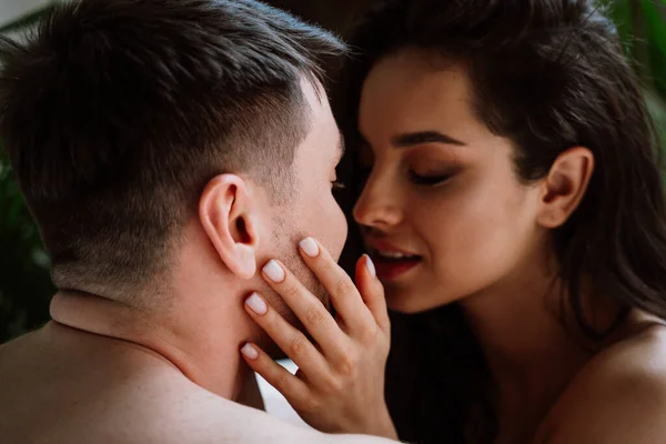 Jovem Casal Passar Tempo Sua Bela Casa Rural Momentos Estilo — Fotografia de Stock