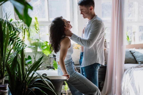 Pareja Joven Pasar Tiempo Hermosa Casa Campo Momentos Estilo Vida — Foto de Stock