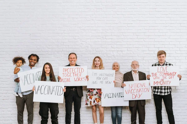 Campaña Vacunación Contra Covid Coronavirus Una Clínica Personas Vacunadas Por —  Fotos de Stock