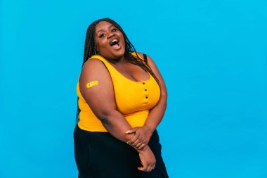 Bir klinikte Covid-19 (Coronavirus) aşı kampanyası - İnsanlar Corona virüsünün aşılanma noktasında ortaya çıkmasını önlemek için doktor ve hemşireden aşı oluyorlar