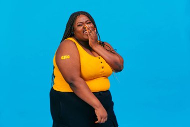 Bir klinikte Covid-19 (Coronavirus) aşı kampanyası - İnsanlar Corona virüsünün aşılanma noktasında ortaya çıkmasını önlemek için doktor ve hemşireden aşı oluyorlar