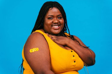 Bir klinikte Covid-19 (Coronavirus) aşı kampanyası - İnsanlar Corona virüsünün aşılanma noktasında ortaya çıkmasını önlemek için doktor ve hemşireden aşı oluyorlar