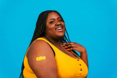 Bir klinikte Covid-19 (Coronavirus) aşı kampanyası - İnsanlar Corona virüsünün aşılanma noktasında ortaya çıkmasını önlemek için doktor ve hemşireden aşı oluyorlar