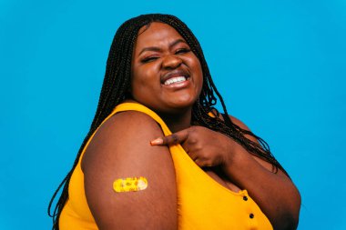 Bir klinikte Covid-19 (Coronavirus) aşı kampanyası - İnsanlar Corona virüsünün aşılanma noktasında ortaya çıkmasını önlemek için doktor ve hemşireden aşı oluyorlar