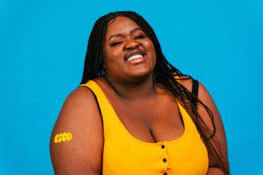 Bir klinikte Covid-19 (Coronavirus) aşı kampanyası - İnsanlar Corona virüsünün aşılanma noktasında ortaya çıkmasını önlemek için doktor ve hemşireden aşı oluyorlar