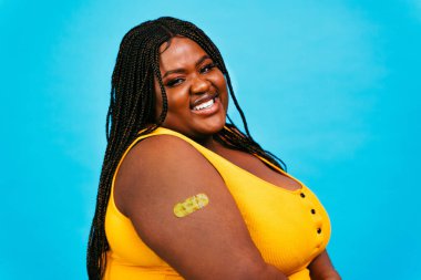 Bir klinikte Covid-19 (Coronavirus) aşı kampanyası - İnsanlar Corona virüsünün aşılanma noktasında ortaya çıkmasını önlemek için doktor ve hemşireden aşı oluyorlar