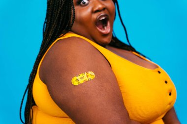 Bir klinikte Covid-19 (Coronavirus) aşı kampanyası - İnsanlar Corona virüsünün aşılanma noktasında ortaya çıkmasını önlemek için doktor ve hemşireden aşı oluyorlar