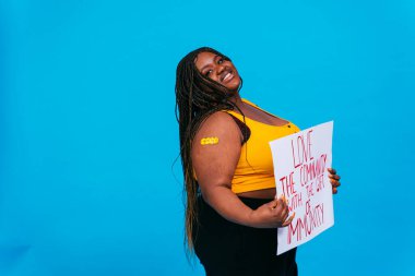 Bir klinikte Covid-19 (Coronavirus) aşı kampanyası - İnsanlar Corona virüsünün aşılanma noktasında ortaya çıkmasını önlemek için doktor ve hemşireden aşı oluyorlar