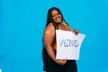 Bir klinikte Covid-19 (Coronavirus) aşı kampanyası - İnsanlar Corona virüsünün aşılanma noktasında ortaya çıkmasını önlemek için doktor ve hemşireden aşı oluyorlar