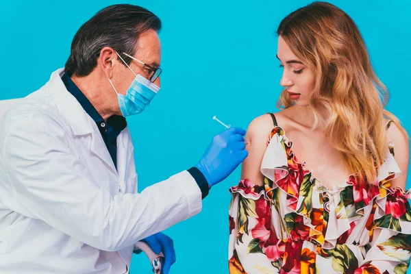 Impfkampagne Gegen Covid Coronavirus Einer Klinik Menschen Werden Von Arzt — Stockfoto