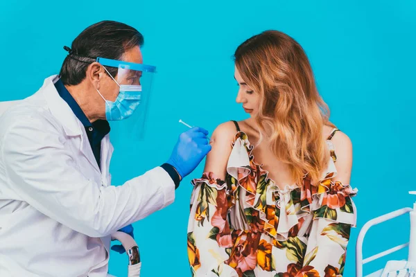 Campanha Vacinação Contra Covid Coronavírus Uma Clínica Pessoas Vacinadas Pelo — Fotografia de Stock