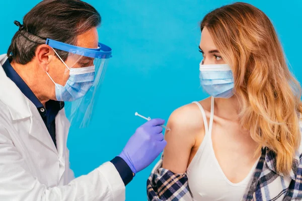 Impfkampagne Gegen Covid Coronavirus Einer Klinik Menschen Werden Von Arzt — Stockfoto