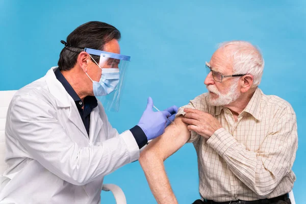 Impfkampagne Gegen Covid Coronavirus Einer Klinik Menschen Werden Von Arzt — Stockfoto