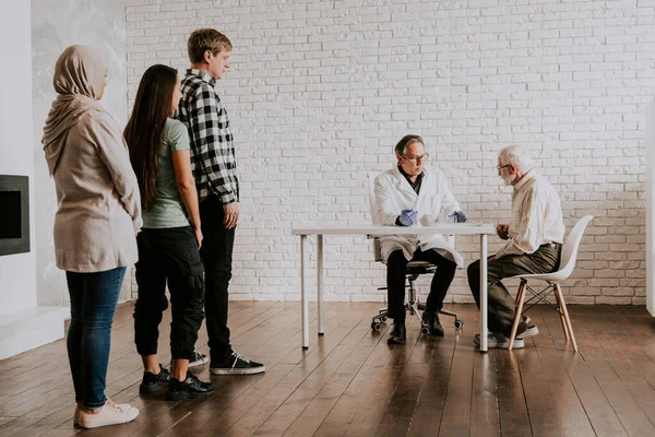 Campaña Vacunación Contra Covid Coronavirus Una Clínica Personas Vacunadas Por — Foto de Stock