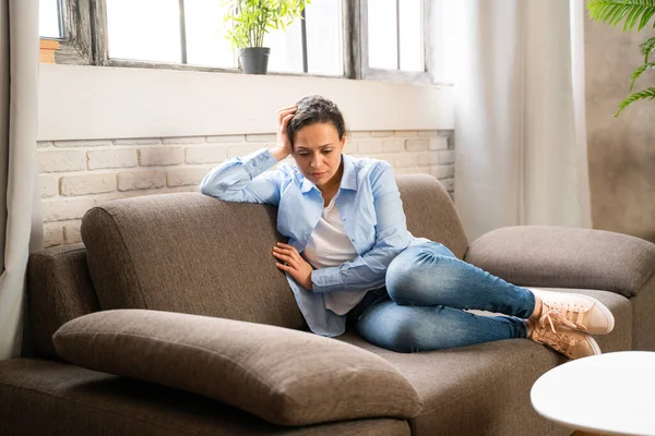 Mulher Com Depressão Problemas Relacionamento Estúdio Psicoterapeuta Psicólogo Uma Sessão — Fotografia de Stock