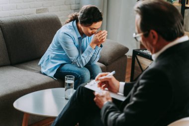 Depresyon ve ilişki sorunları olan bir kadın - Psikoterapist stüdyosu, hasta ile seans yapan bir psikolog