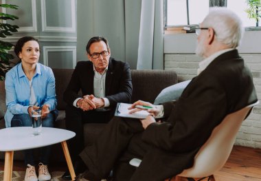 Depresyon ve ilişki sorunları olan bir kadın - Psikoterapist stüdyosu, hasta ile seans yapan bir psikolog