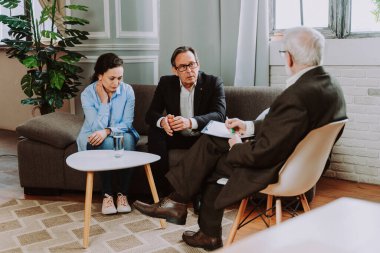 Depresyon ve ilişki sorunları olan bir kadın - Psikoterapist stüdyosu, hasta ile seans yapan bir psikolog