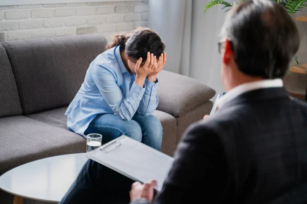 Mulher Com Depressão Problemas Relacionamento Estúdio Psicoterapeuta Psicólogo Uma Sessão — Fotografia de Stock